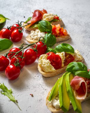 Çeşitli topingler ile çeşitli bruschetta. Iştah açıcı bruschetta. Çeşitli küçük sandviçler. Mix bruschetta