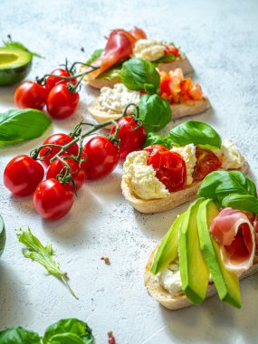 Çeşitli topingler ile çeşitli bruschetta. Iştah açıcı bruschetta. Çeşitli küçük sandviçler. Mix bruschetta