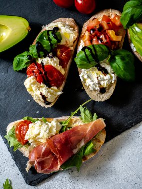 Çeşitli topingler ile çeşitli bruschetta. Iştah açıcı bruschetta. Çeşitli küçük sandviçler. Mix bruschetta