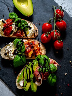 Çeşitli topingler ile çeşitli bruschetta. Iştah açıcı bruschetta. Çeşitli küçük sandviçler. Mix bruschetta