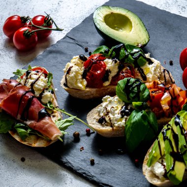 Çeşitli topingler ile çeşitli bruschetta. Iştah açıcı bruschetta. Çeşitli küçük sandviçler. Mix bruschetta
