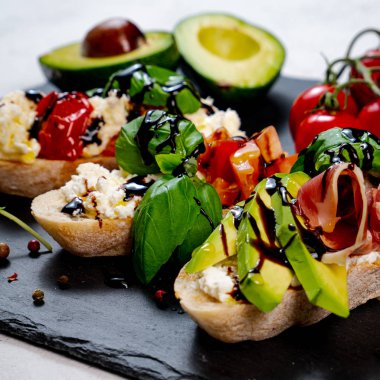 Çeşitli topingler ile çeşitli bruschetta. Iştah açıcı bruschetta. Çeşitli küçük sandviçler. Mix bruschetta