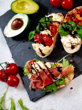 Çeşitli topingler ile çeşitli bruschetta. Iştah açıcı bruschetta. Çeşitli küçük sandviçler. Mix bruschetta