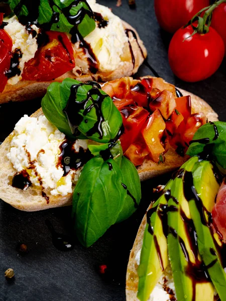 Verschiedene Bruschetta Mit Verschiedenen Toppings Appetitliche Bruschetta Variety Von Kleinen — Stockfoto