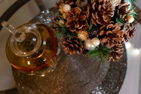 Їжа Різдвяні Коричневі Прикраси Сухі Соснові Білі Скляні Крупним Планом — стокове фото