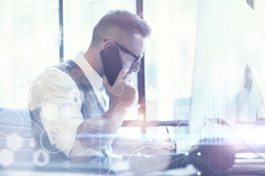 Sakallı işadamı küresel strateji sanal Screen.Startup yenilik grafik arabirimleri Icon.Young büyük iş fikri Modern Workplace.Guy Smartphone telefon toplantı kullanarak yapma adam kavramı planlama.