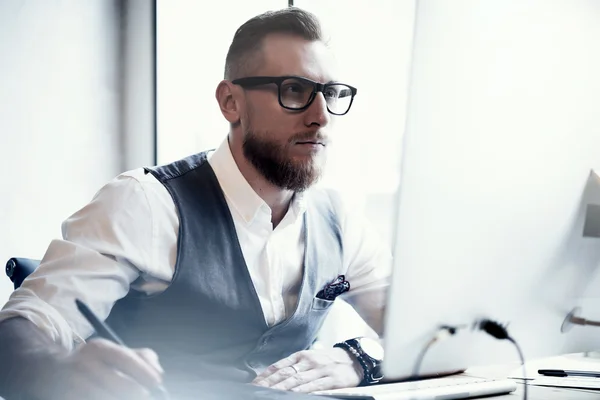 Portre Sakallı Şık Genç Adam Gözlüklü Beyaz Gömlekli Modern Loft Çevrimiçi Başlangıç Projesi. Dijital Tablet Çizen Yaratıcı İnsanlar Masa Masası. Bulanık. — Stok fotoğraf