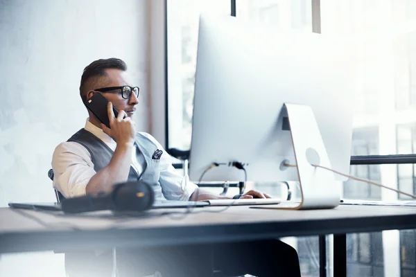 Bearded Businessman Wearing White Shirt Waistcoat Working Modern Loft Startup Desktop.Creative Young Man Using Smartphone Call Meeting Partner.Guy Work Office Thinking Business Strategy.Blurred. — Stock Photo, Image