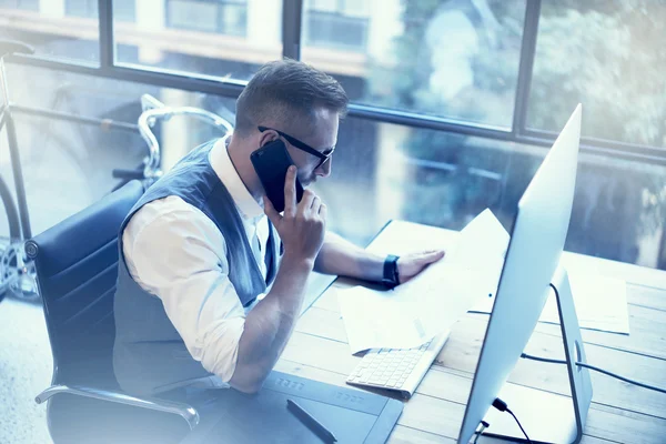 Bearded Businessman Making Great Business Decisions Modern Workplace.Young Man Working Startup Desktop.Using Smartphone Call Meeting Partner.Guy Wearing White Shirt Waistcoat Work Office.Blurred. — Stock Photo, Image