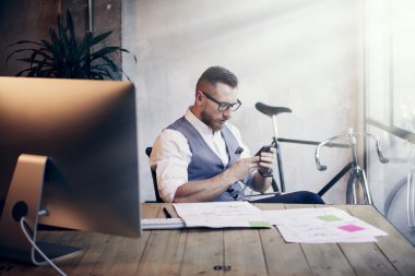 adam Akıllı Telefon Mesajlaşma kullanma 