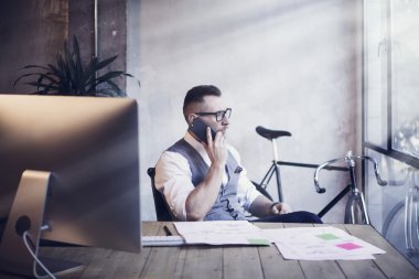 Akıllı telefon kullanan iş adamı