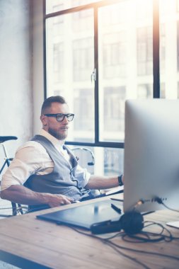 Masaüstü Bilgisayar Kullanan Adam