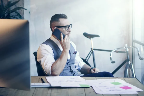 Bärtiger Geschäftsmann mit Smartphone — Stockfoto