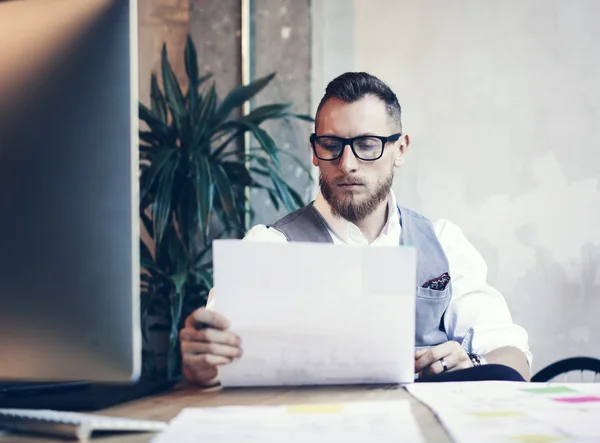 Skäggiga affärsman som arbetar på Startup — Stockfoto