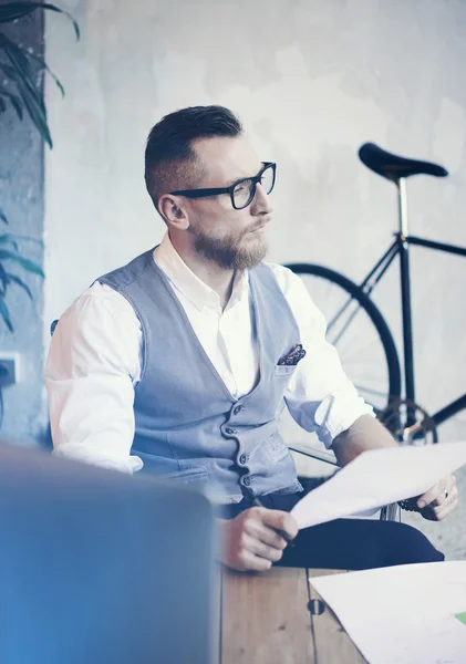 Man holding Documents — Stock Photo, Image