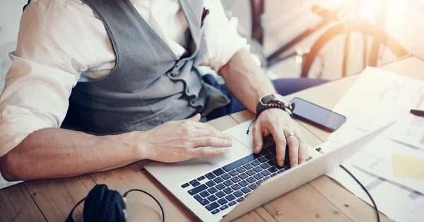 Junger Mann benutzt Computer. — Stockfoto