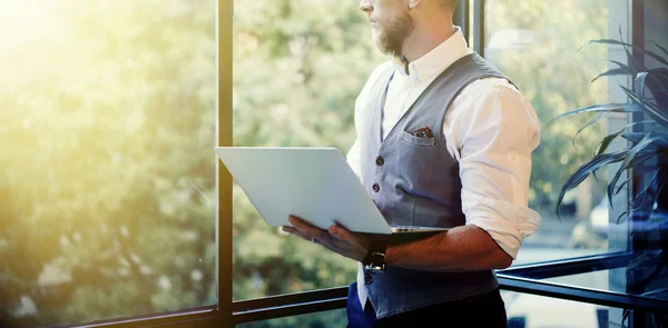 Empresario que sostiene el ordenador portátil moderno — Foto de Stock