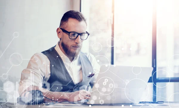 Man aan het werk op Laptop bij het opstarten — Stockfoto