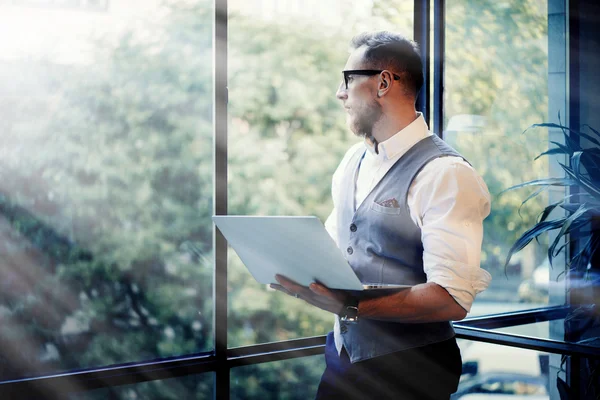 Empresario que sostiene el ordenador portátil moderno — Foto de Stock