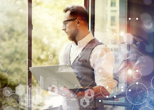 Hombre de negocios que sostiene el ordenador portátil moderno en las manos — Foto de Stock