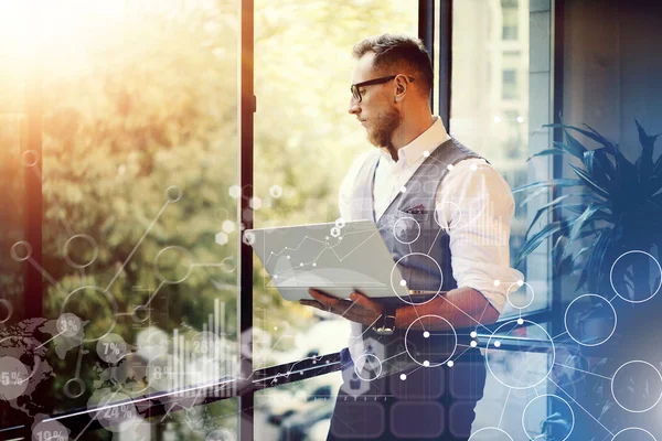 Affärsman anläggning laptop — Stockfoto