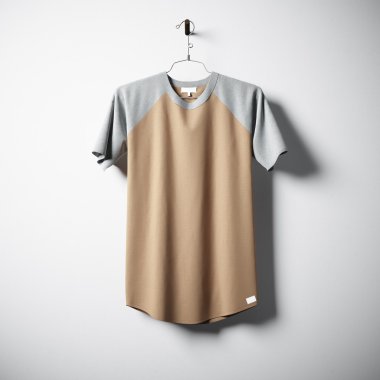 Boş beton duvarın ortasında asılı boş çok renkli pamuklu tshirt. Son derece ayrıntılı dokulu malzemelerle etiket maketini temizleyin. Meydanı. Ön taraf görünümü. 3d render.