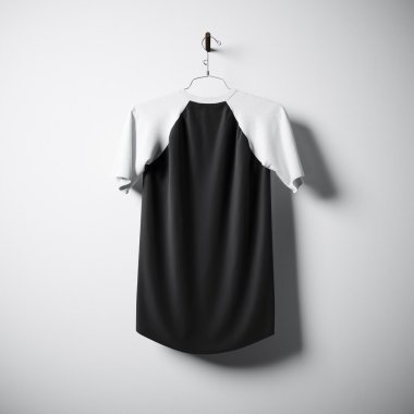 Beyaz ve siyah renklerin boş pamuklu tshirt merkezi boş beton duvar asılı. Son derece ayrıntılı dokulu malzemelerle etiket maketini temizleyin. Meydanı. Arka taraf görünümü. 3d render.