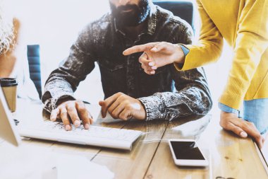 Bilgisayar bürosunda çalışan sakallı adam. Masaüstü ekranında kadın el işaret. Yatay, bulanık.