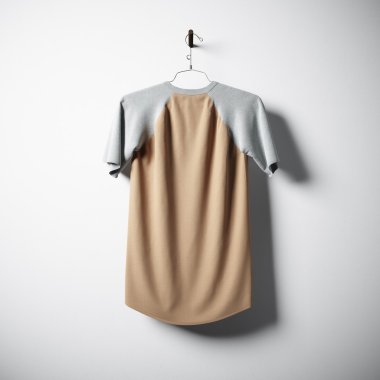 Boş beton duvar ortasına asılı boş çok renkli pamuk tshirt. Açık etiket mockup son derece detaylı dokulu malzemeler ile. Kare. Arka yan görünüm. 3D render.