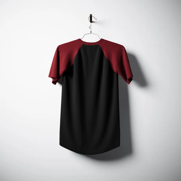 Lege katoenen tshirt van zwarte en groene kleuren opknoping in centrum lege betonnen muur. Duidelijke label mockup met zeer gedetailleerde getextureerde materialen. Square. Achteraanzicht. 3D-rendering. — Stockfoto