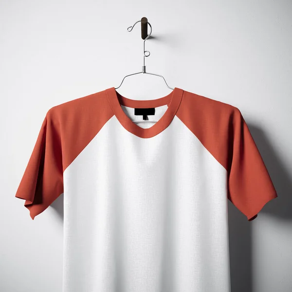 Closeup de tshirt de algodão branco e laranja em branco pendurado na parede de concreto vazio central. Mockup rótulo claro com materiais texturizados altamente detalhados. Quadrado. Vista frontal lateral. Renderização 3D . — Fotografia de Stock