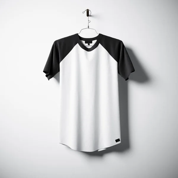 Tshirt de algodão preto e branco em branco pendurada no centro da parede de concreto vazia. Mockup rótulo claro com materiais texturizados altamente detalhados. Quadrado. Vista frontal lateral. Renderização 3D . — Fotografia de Stock