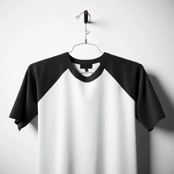 Close-up van lege zwart-wit katoenen tshirt opknoping in centrum lege betonnen muur. Duidelijke label mockup met zeer gedetailleerde getextureerde materialen. Square. Zijaanzicht aan de voorzijde. 3D-rendering. — Stockfoto