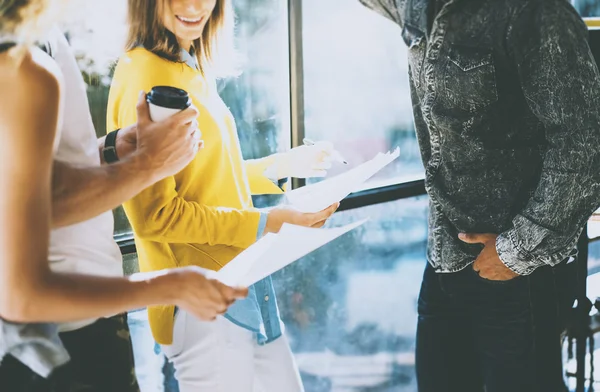 Jonge team van collega's maken grote werken discussie in zonnig kantoor in de buurt van het venster. Horizontale, wazig. — Stockfoto