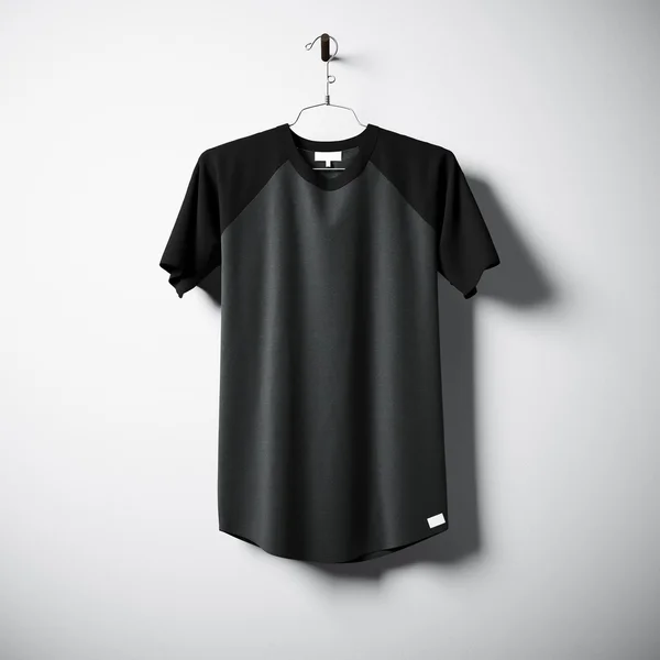 Leere Baumwoll-T-Shirt in schwarzen und grauen Farben hängen in der Mitte leere Betonwand. klare Etikettenattrappe mit sehr detaillierten strukturierten Materialien. Platz. Seitenansicht. 3D-Darstellung. — Stockfoto