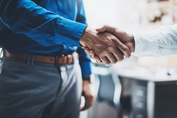 Partnerschap handdruk bedrijfsconcept. Foto van twee businessmans handshaking proces. Succesvolle deal na grote bijeenkomst. Horizontale, onscherpe achtergrond. — Stockfoto