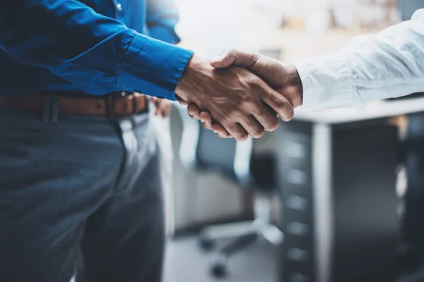 Concept de poignée de main de partenariat d'affaires.Image de deux hommes d'affaires processus de poignée de main.Beaucoup de succès après une grande réunion.Horizontal, fond flou . — Photo