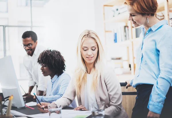 Grupp av medarbetare diskuterar affärsplaner — Stockfoto