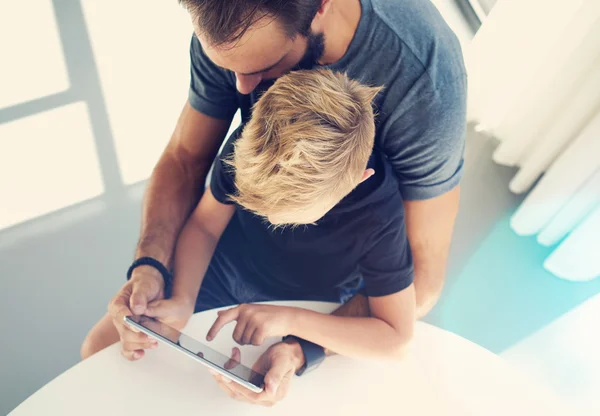 Father with his son using tablet — Stock Photo, Image