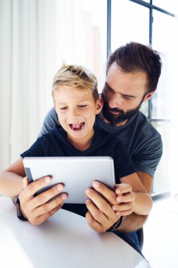 Baba ile oğlu tablet kullanma