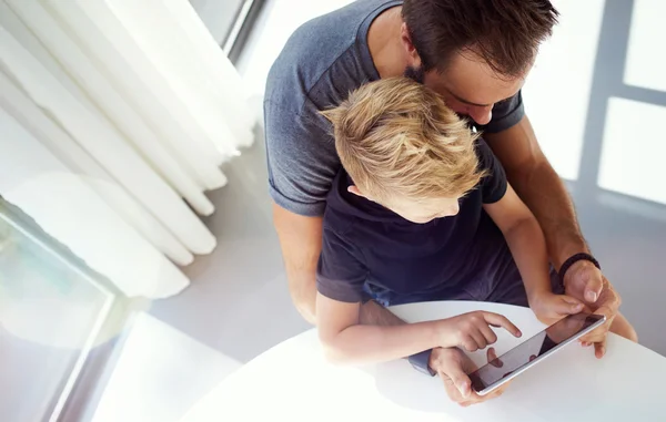 Father with his son using tablet — Stock Photo, Image