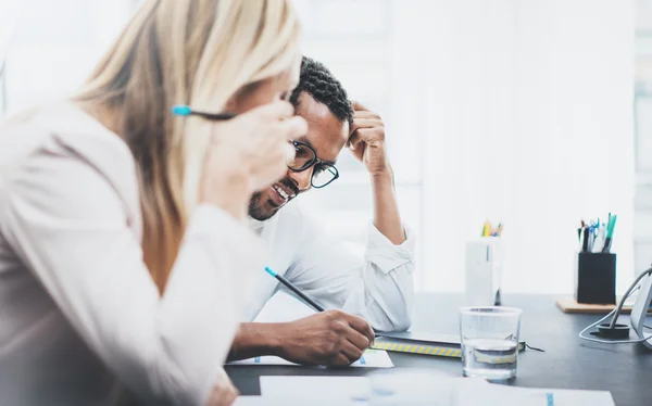 Jóvenes compañeros de trabajo trabajando en una oficina moderna — Foto de Stock