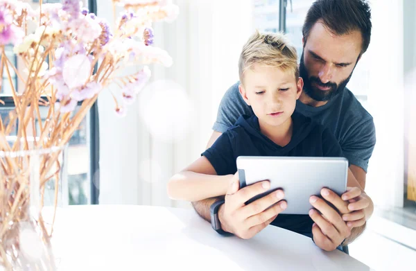 Baba ile oğlu tablet kullanma — Stok fotoğraf