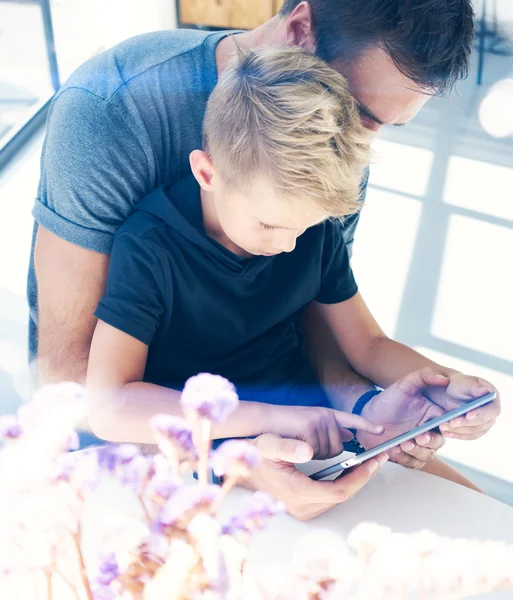Baba ile oğlu tablet kullanma — Stok fotoğraf