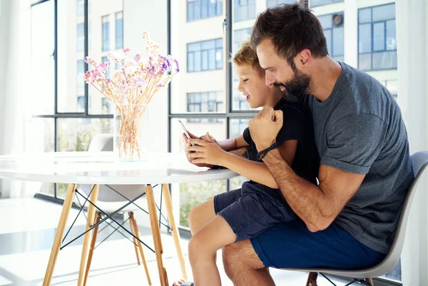 Padre con suo figlio utilizzando tablet — Foto Stock