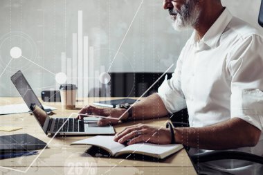 Küresel sanal simge, diyagram, grafik arabirimleri ile dijital ekran kavramı. Yetişkin bir çift gözlük takan ve ahşap masa modern çatı katında çalışan işadamı sakallı. Yatay kırpma, bulanık.