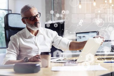Dijital ekran sanal simge, diyagram, grafik ve arabirimleri kavramı. Yetişkin profesyonel bankacı modern coworking Studio ahşap masa çalışan bir çift gözlük takıyorum. Yatay.