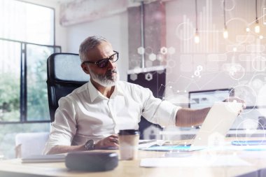 Dijital ekran sanal simge, diyagram, grafik ve arabirimleri kavramı. Modern coworking Studio ahşap masa çalışan bir çift gözlük takan yetişkin profesyonel stok tüccar. Yatay.