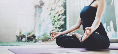  genç kadın meditasyon 