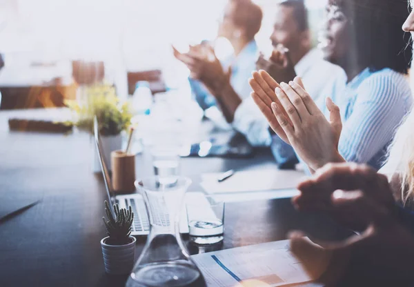 Foto de socios empresariales jóvenes aplaudiendo al reportero después de escuchar el informe en el seminario. Formación profesional, reunión de trabajo, presentación o coaching concept.Horizontal, fondo borroso . — Foto de Stock